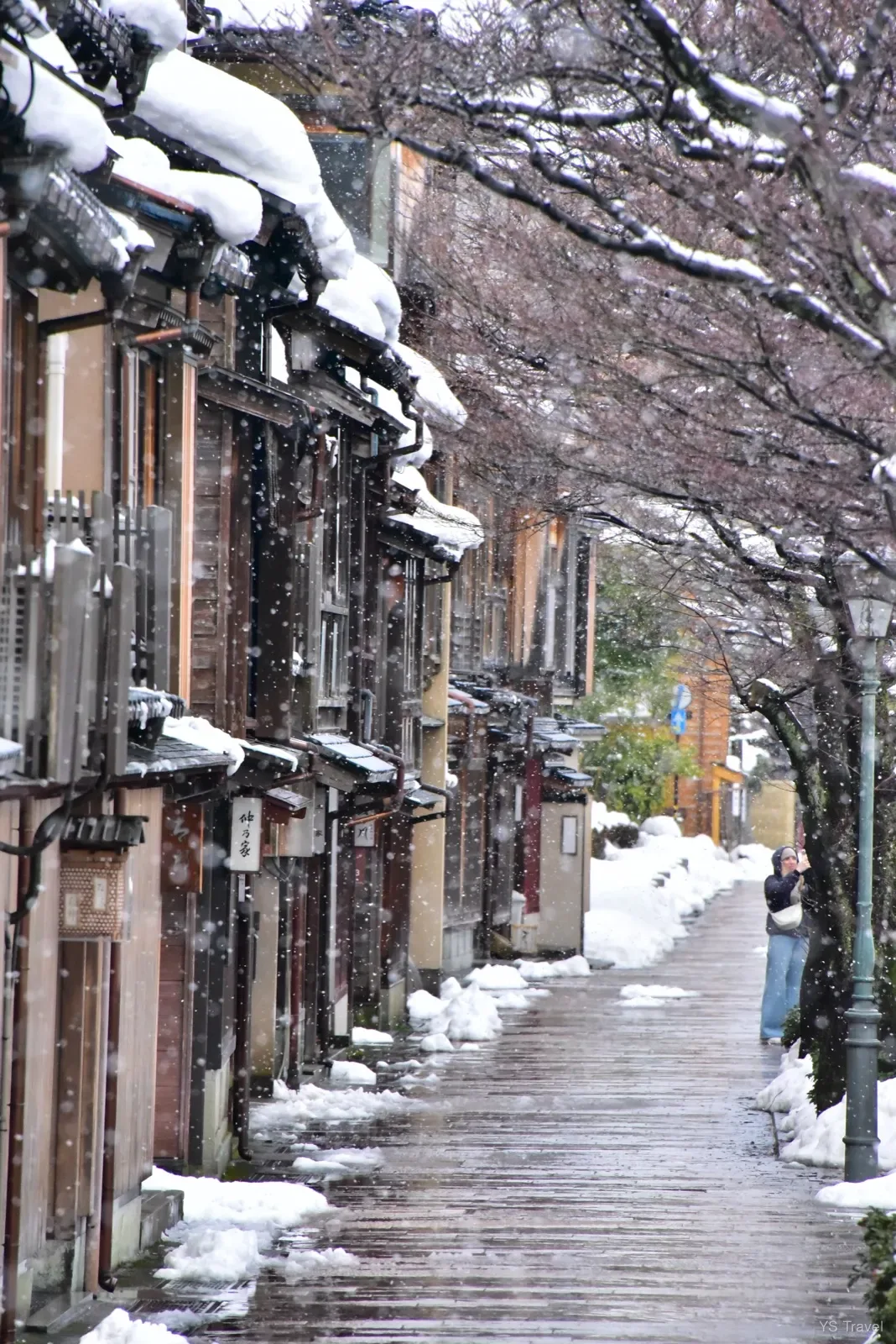 主計町茶屋街在淺野川一側,非常適合拍攝雪景與延伸感
