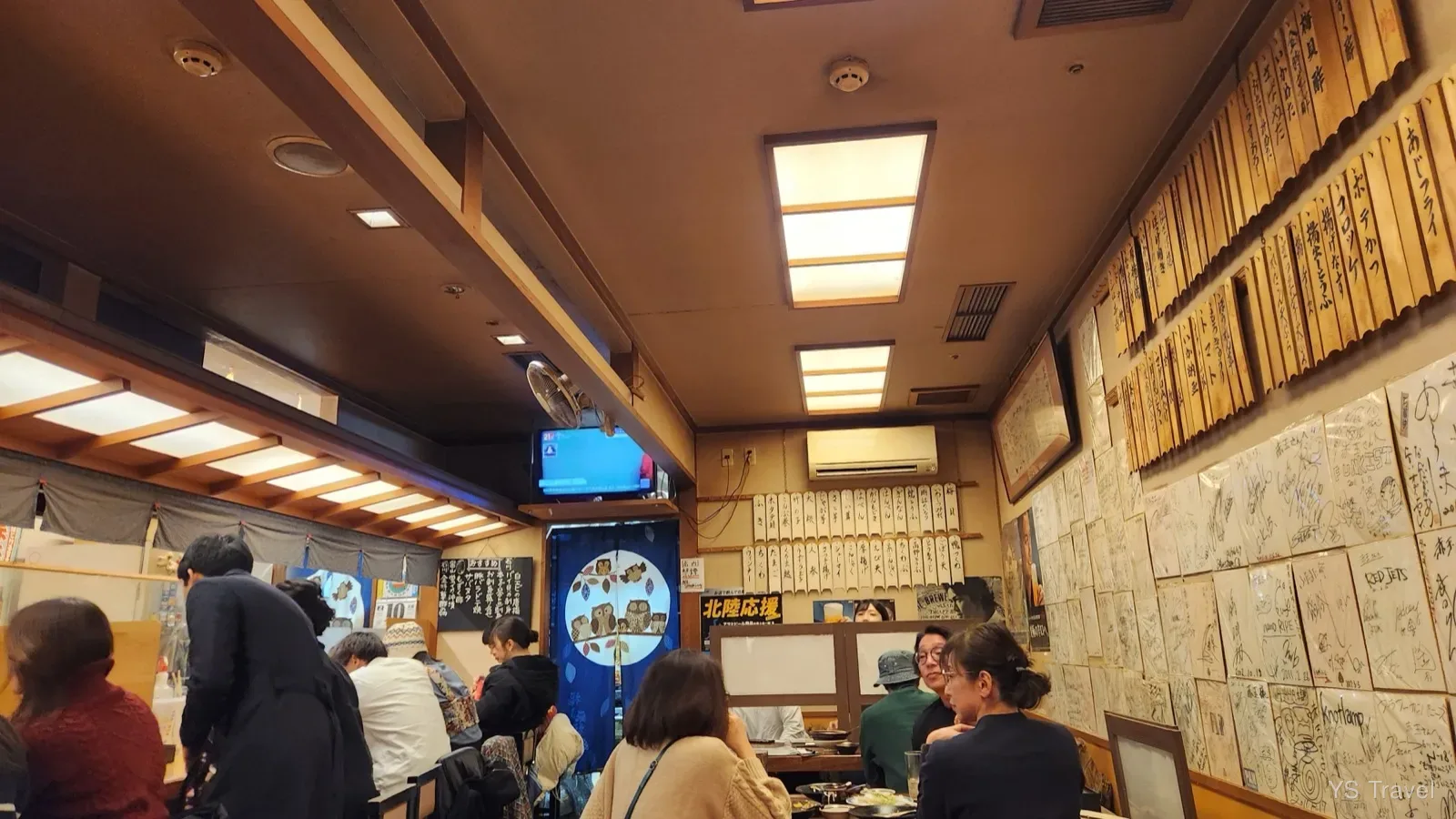 分成左右兩用餐區域