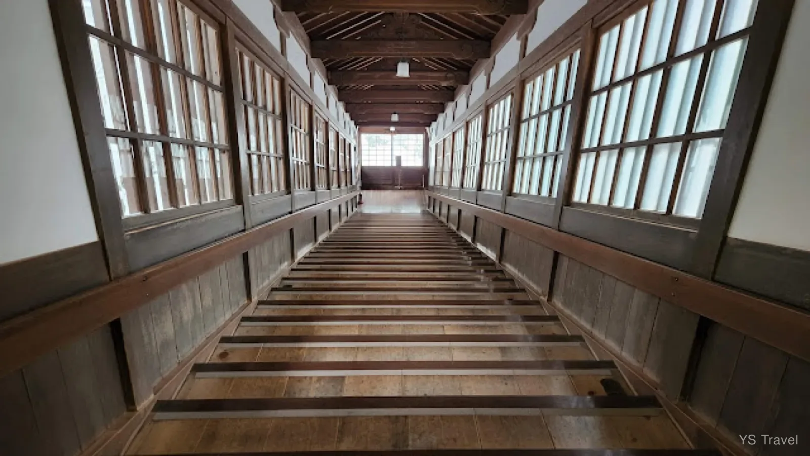 永平寺內部有四個這樣長長的樓梯,配上外面的雪景,確實有些許孤寂感