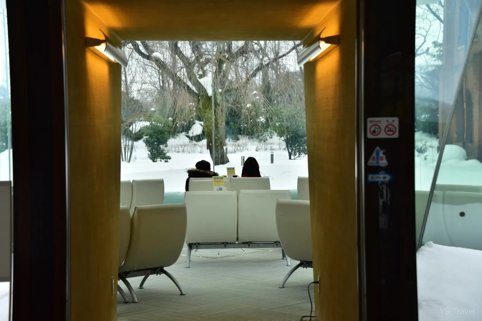 館和館之間也有舒適的休憩間,可以一邊賞雪一邊休息