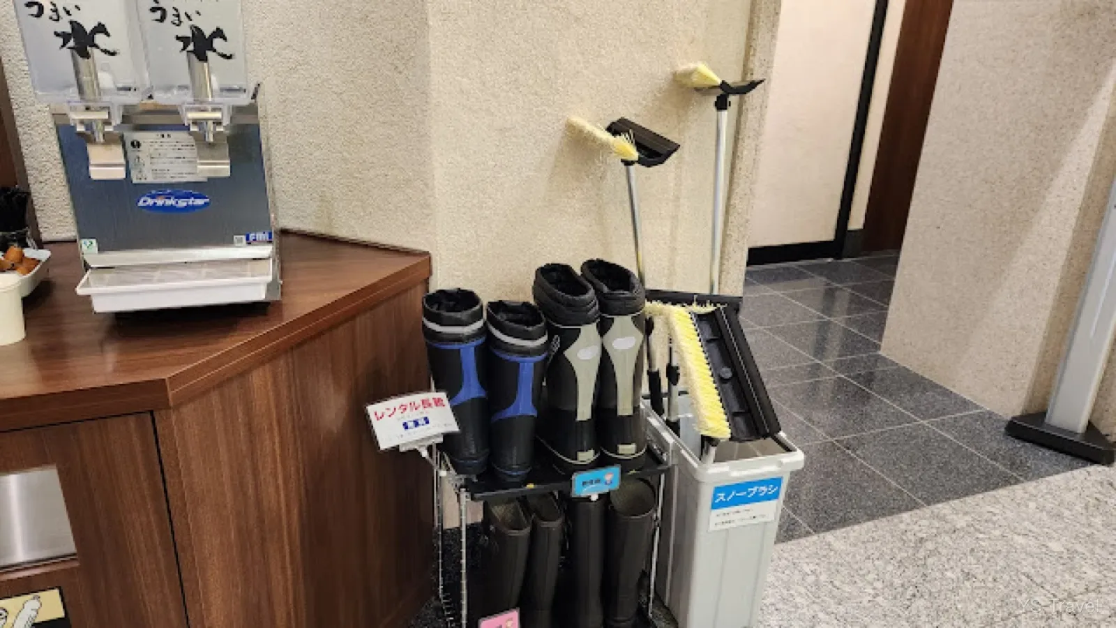 旁邊也有各種除雪工具
