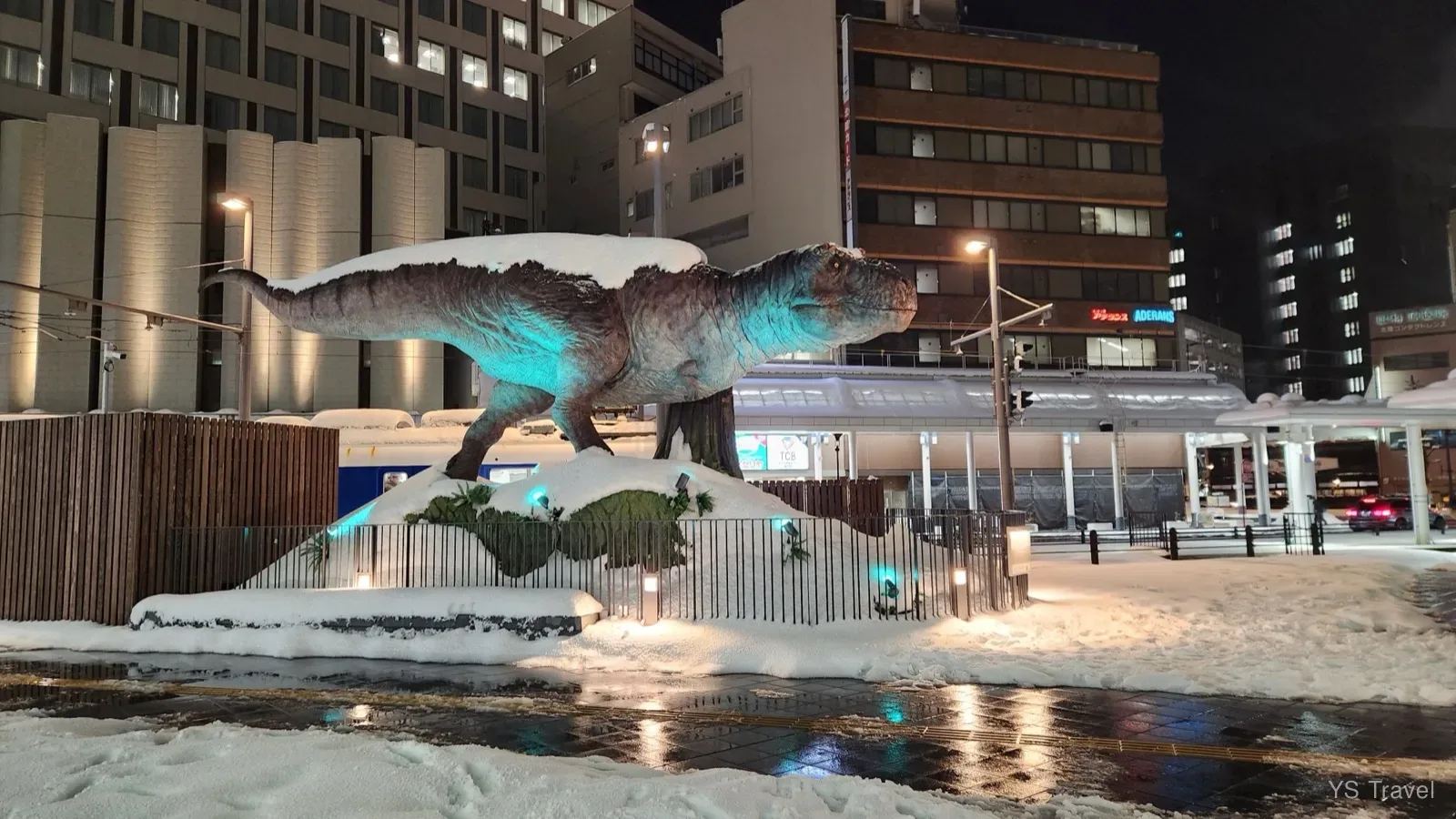 西口的霸王龍即使蓋上雪仍不掩其霸氣