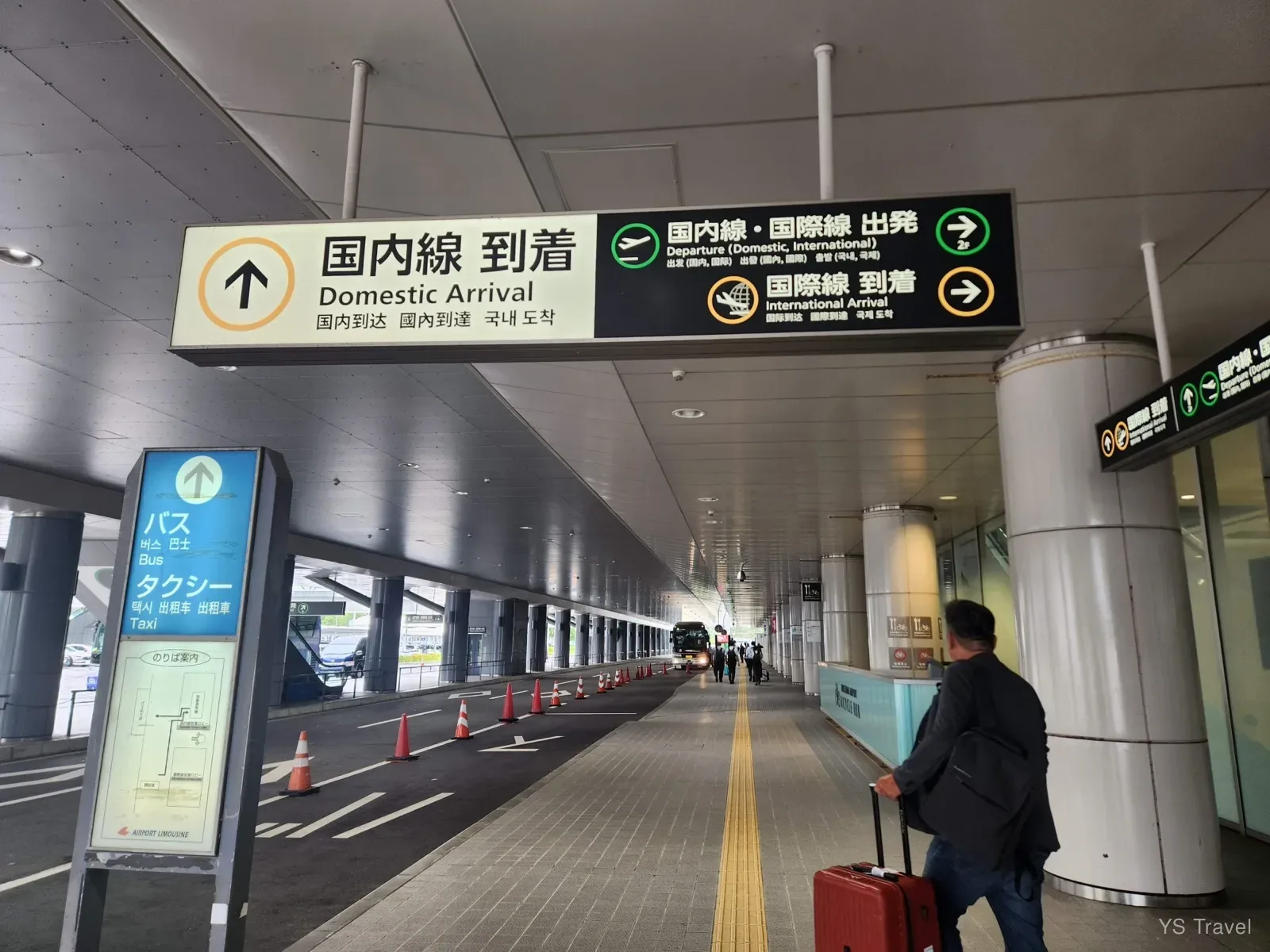 出來之後往右邊看的方向,就是機場大巴的方向