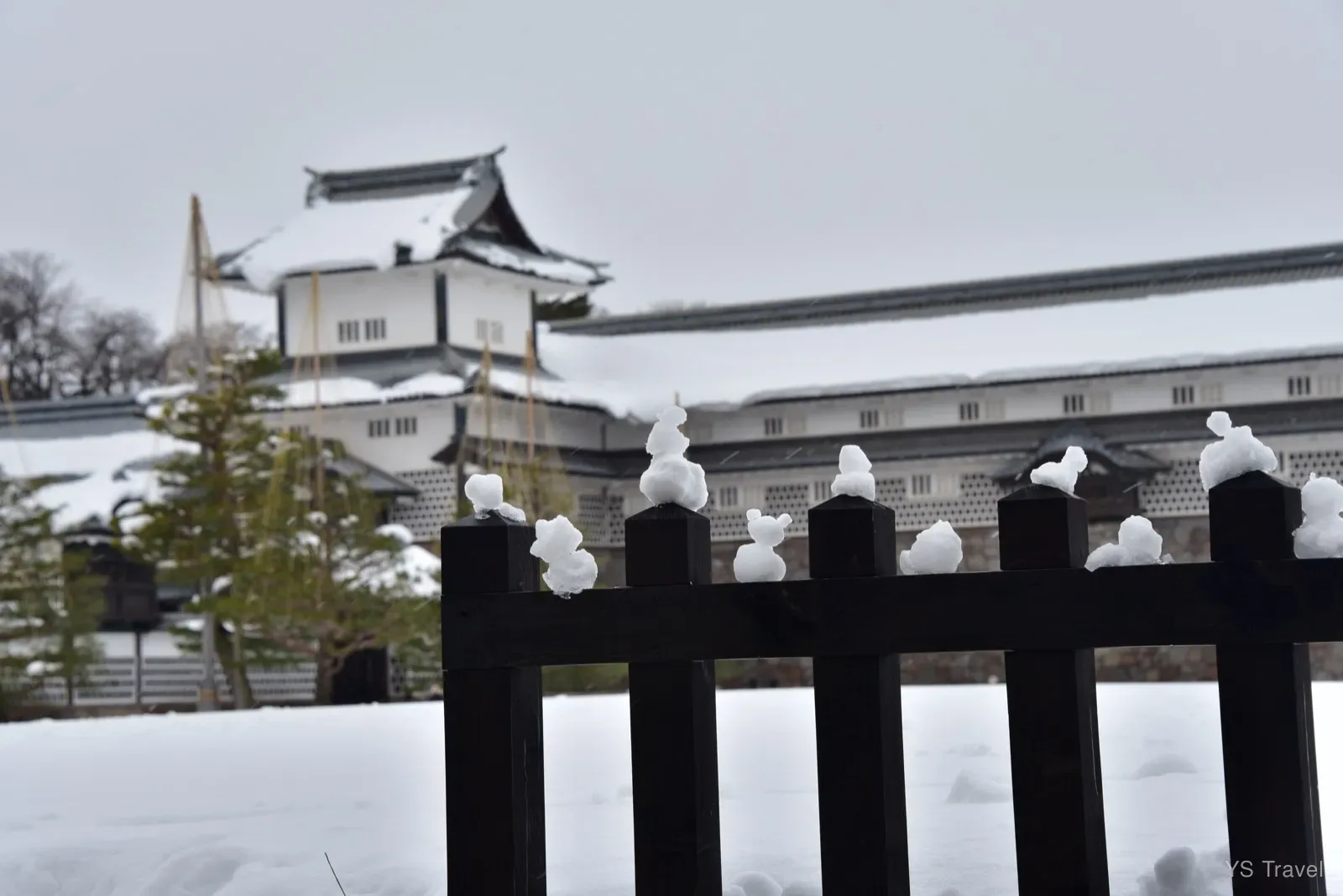 雪人們和橋爪門遠近景