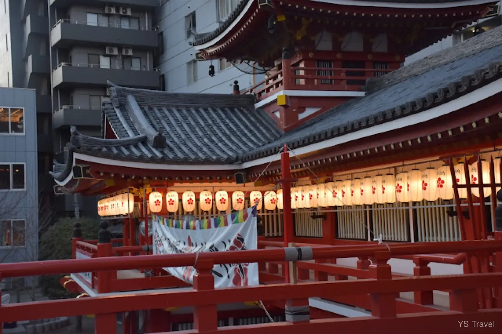 觀音寺的燈籠襯托著傍晚的晚霞讓心情在冬天也跟著溫暖起來