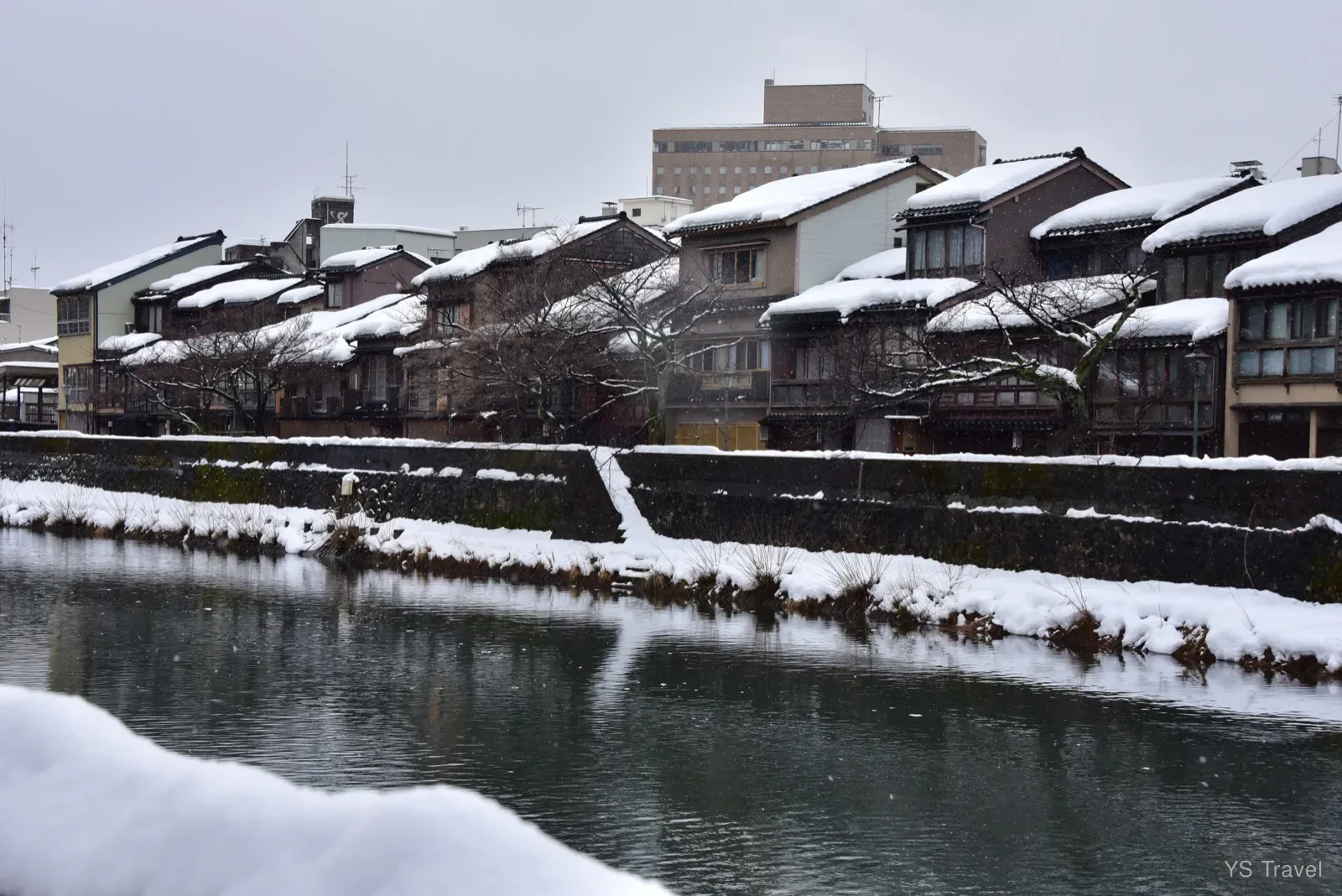 連河堤邊上都是滿滿的積雪