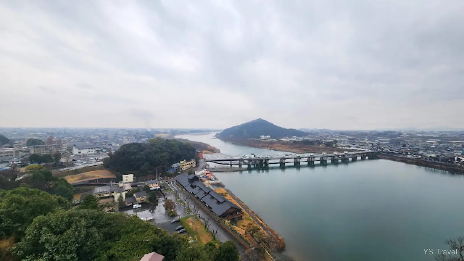 登頂後的木曾川盡收眼底