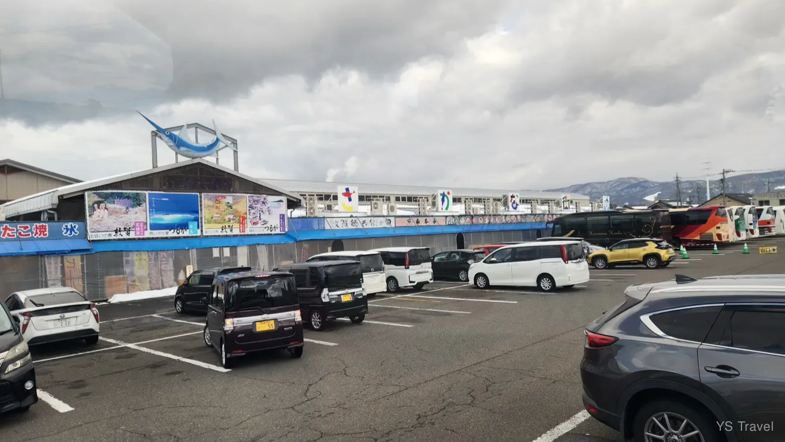 市場有廣大的停車位,若是自駕前來也相當方便