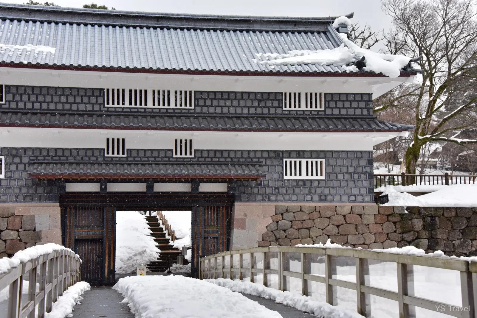 和官網照片不同,取而代之的是橋上滿滿的雪