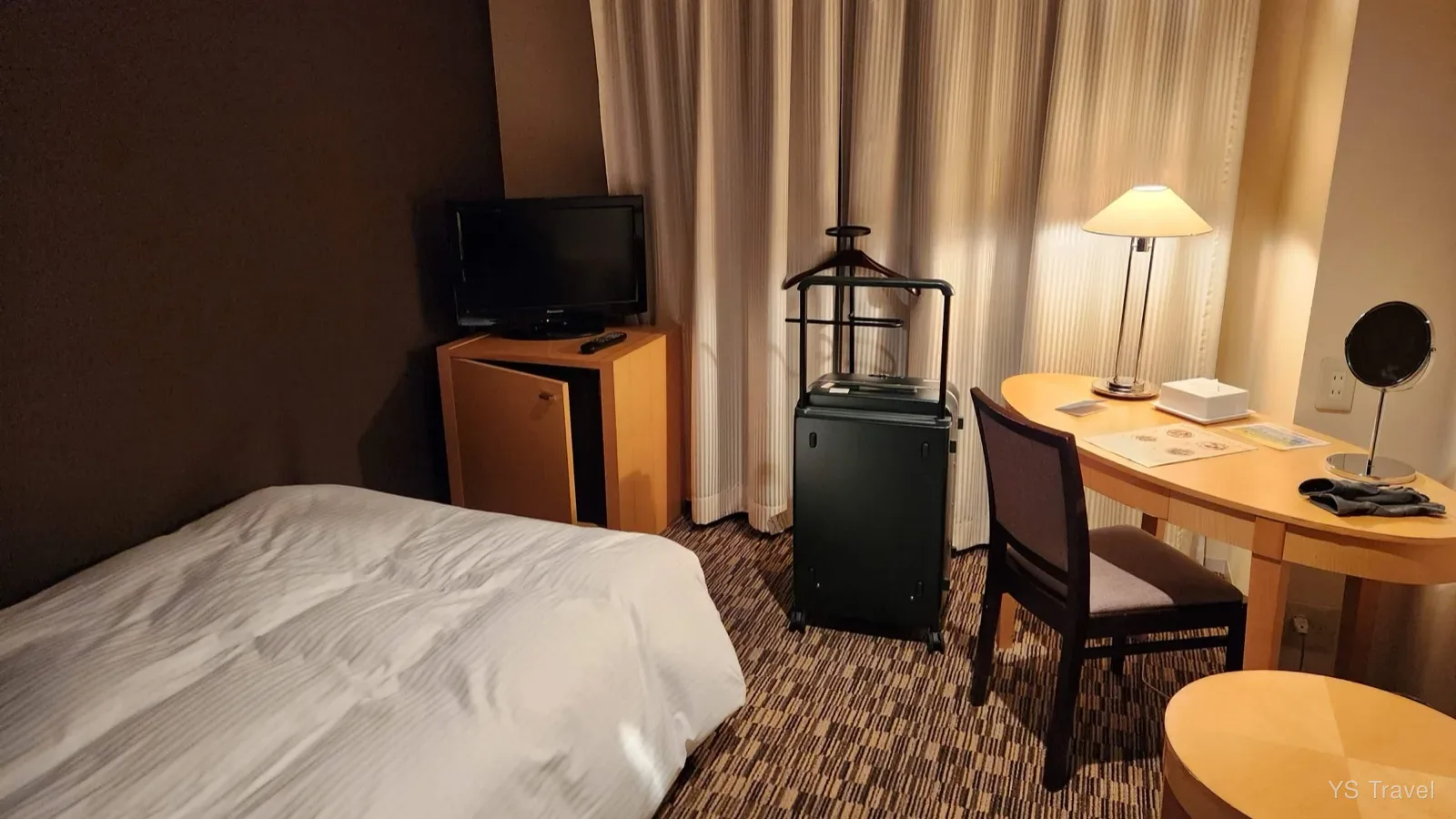 房間不大不小，對於獨旅的我算友善