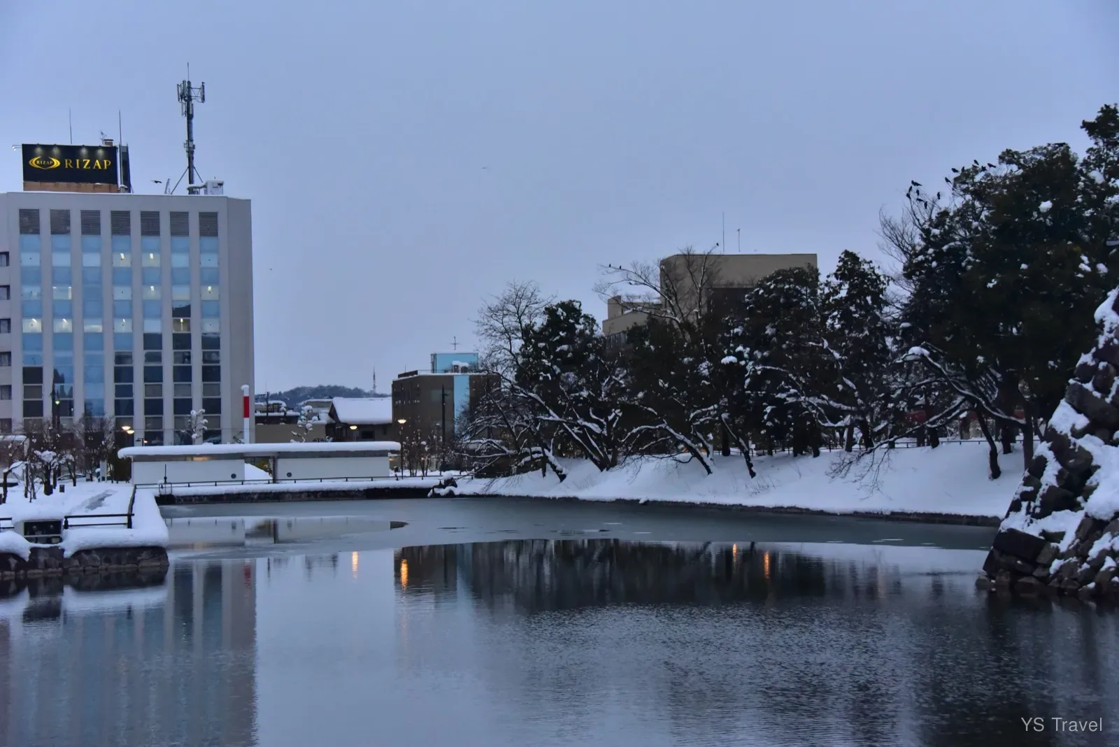 白雪護城河,別有一番風味