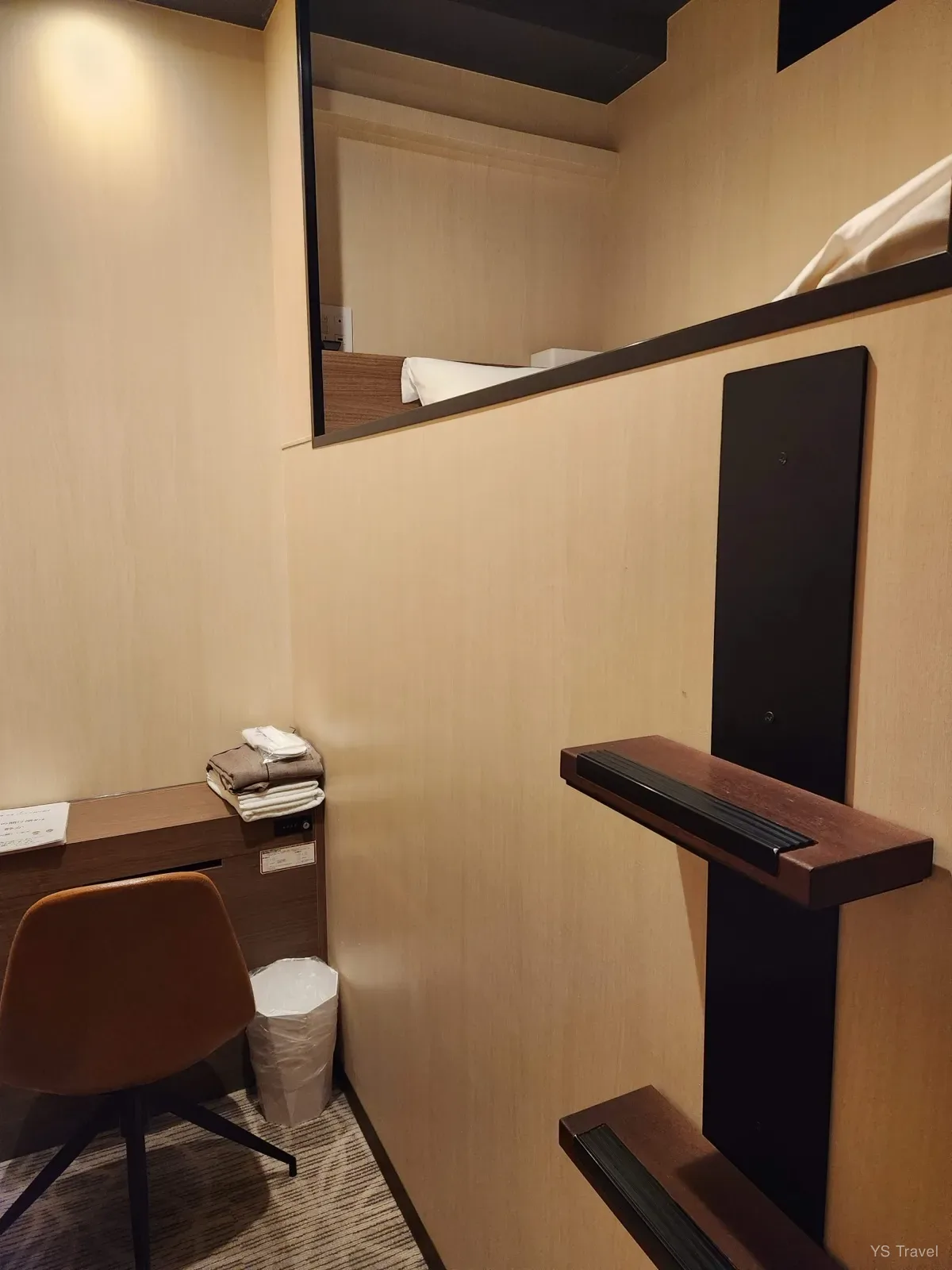 以後學乖了,要訂這種膠囊房就要訂下層的,空間還算可以,如果中型行李箱可以放得下