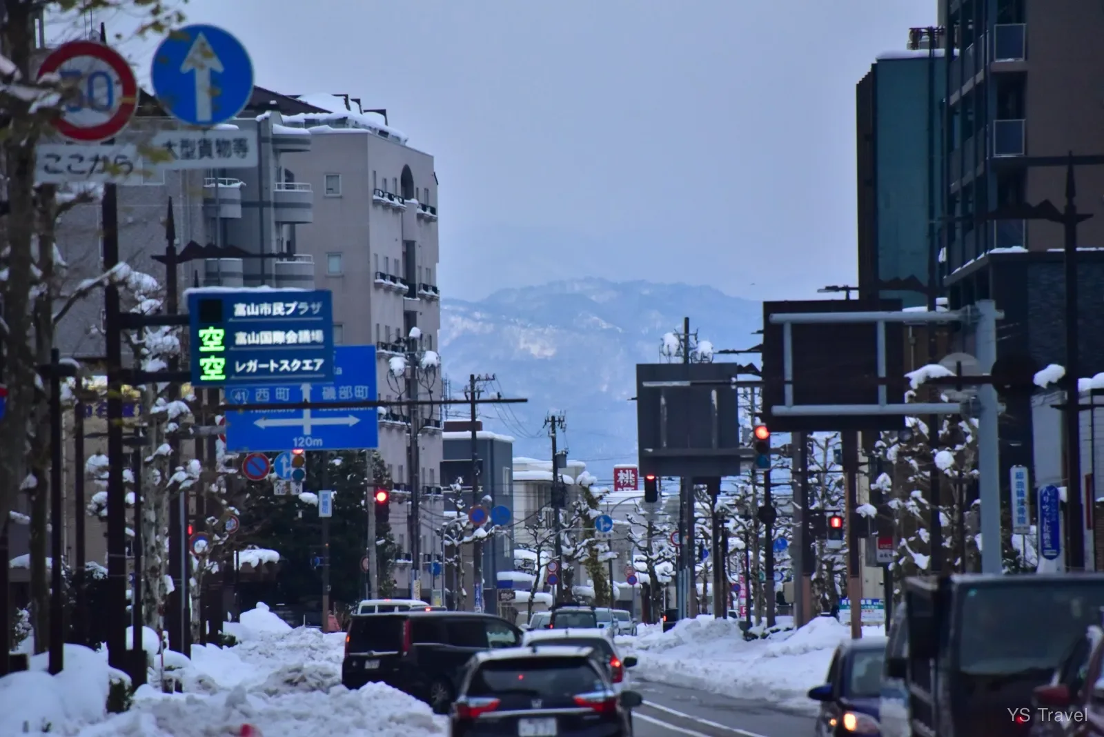 人行道上厚厚的積雪,可見這次寒流的強大