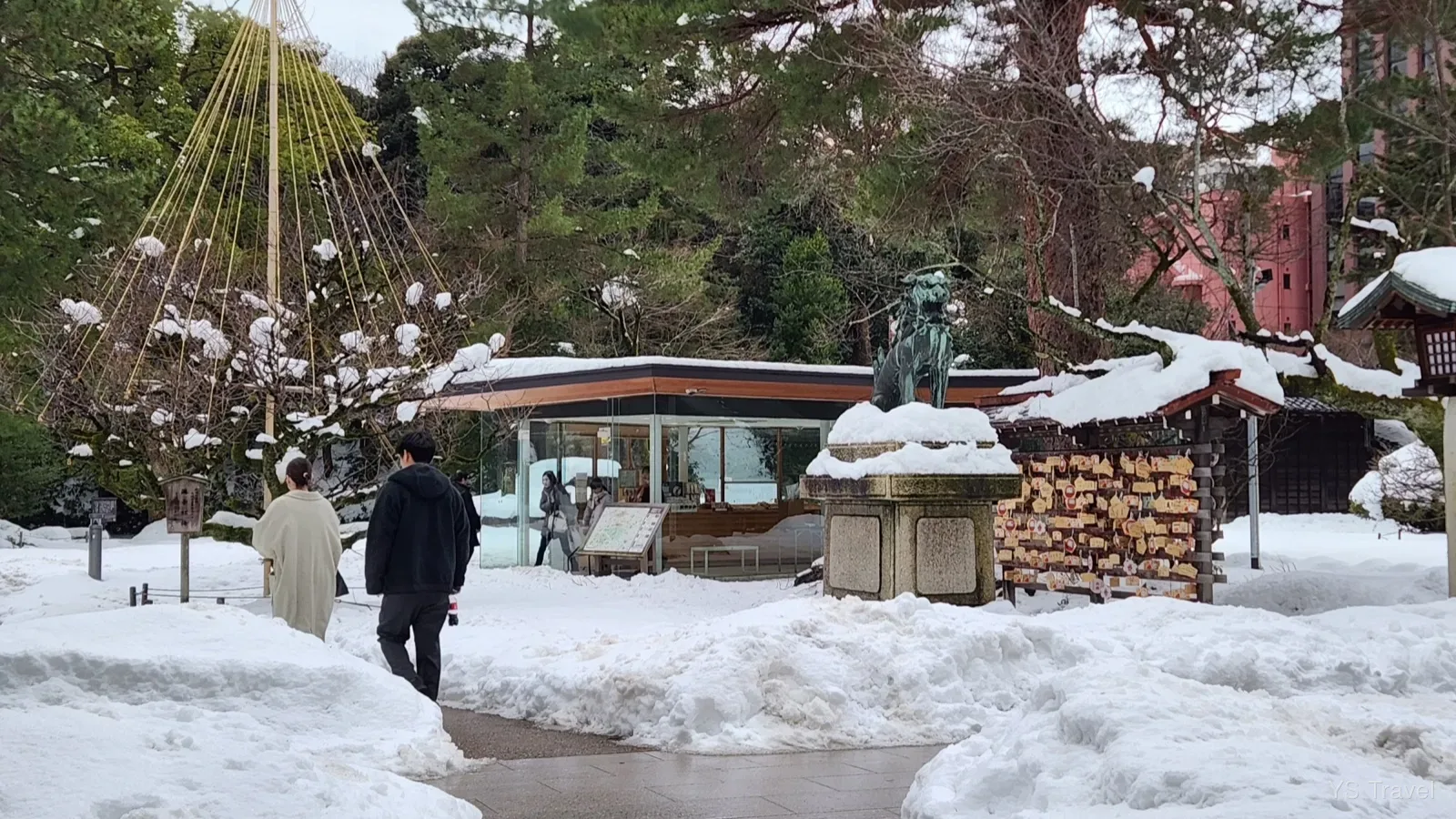 最特別的是御守販售處,設有獨立的玻璃櫥窗販賣所,內頭也有舒服的暖氣