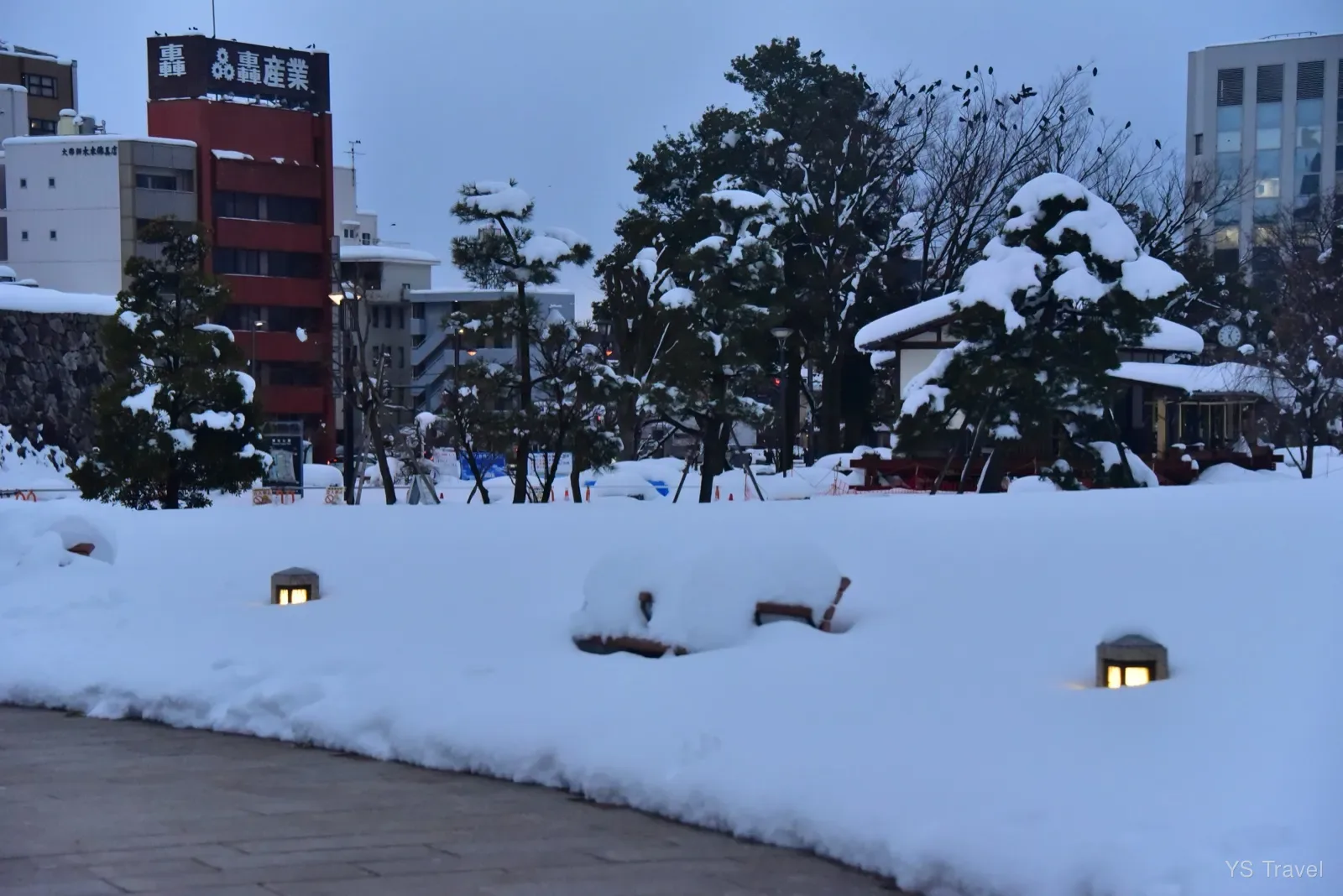 石燈都戴上雪白的帽子