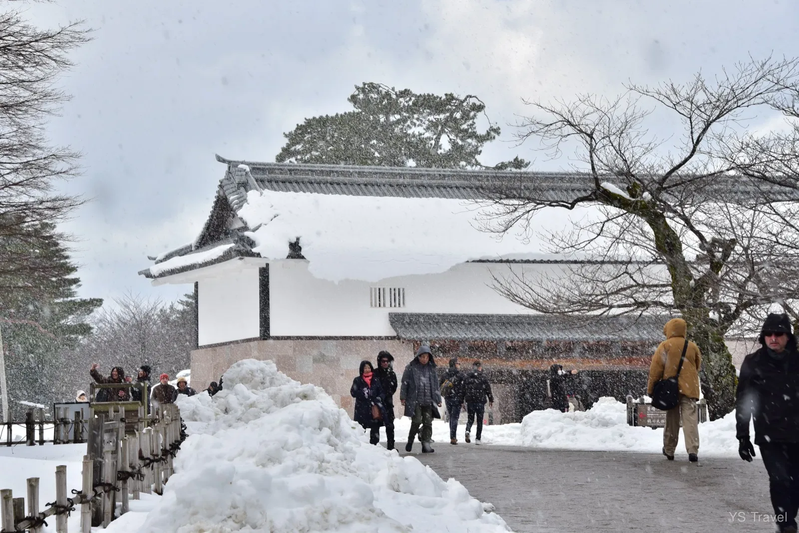 走道途中又開始下雪,遊客們也是不亦樂乎