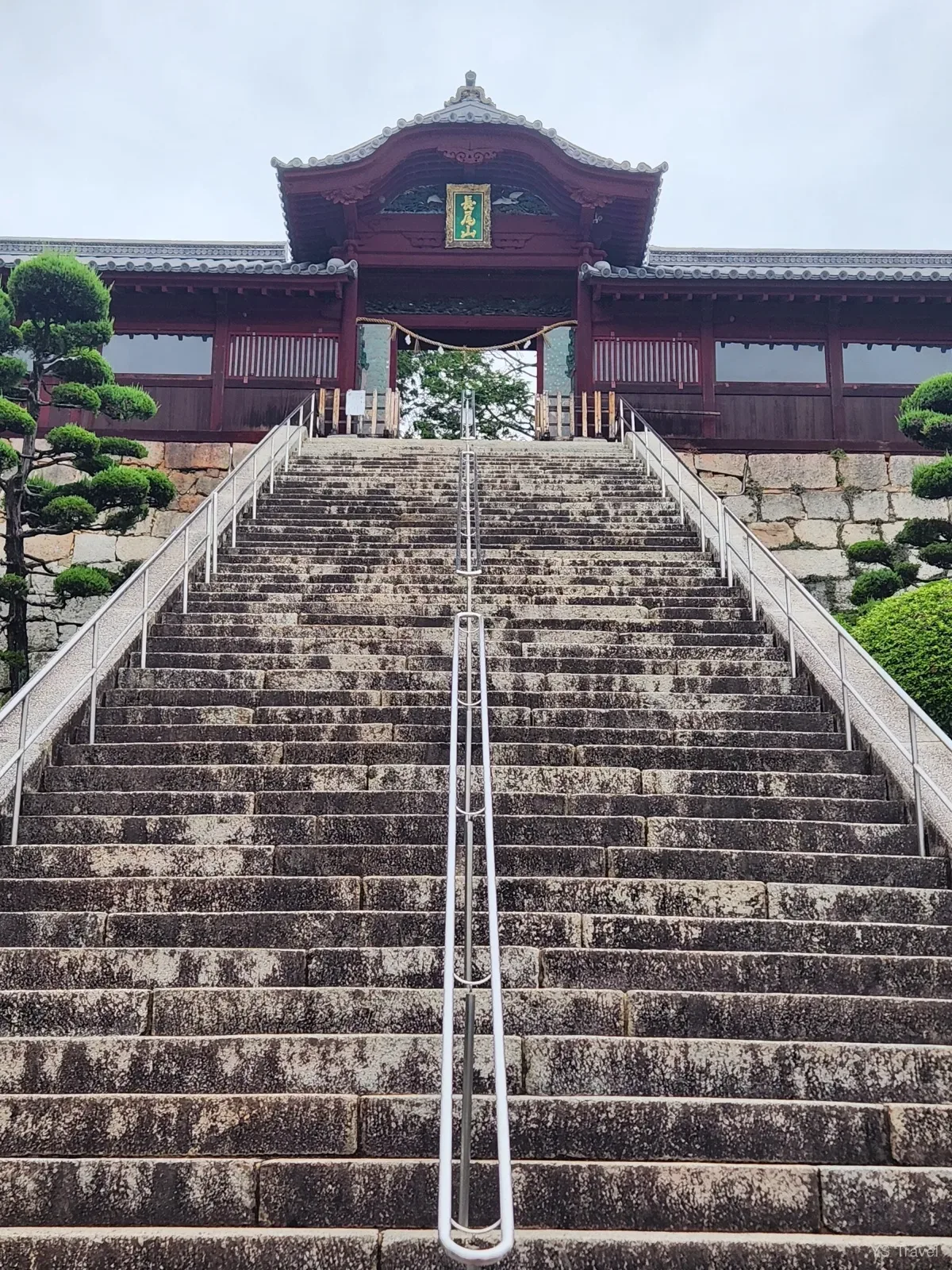 蠻陡的階梯