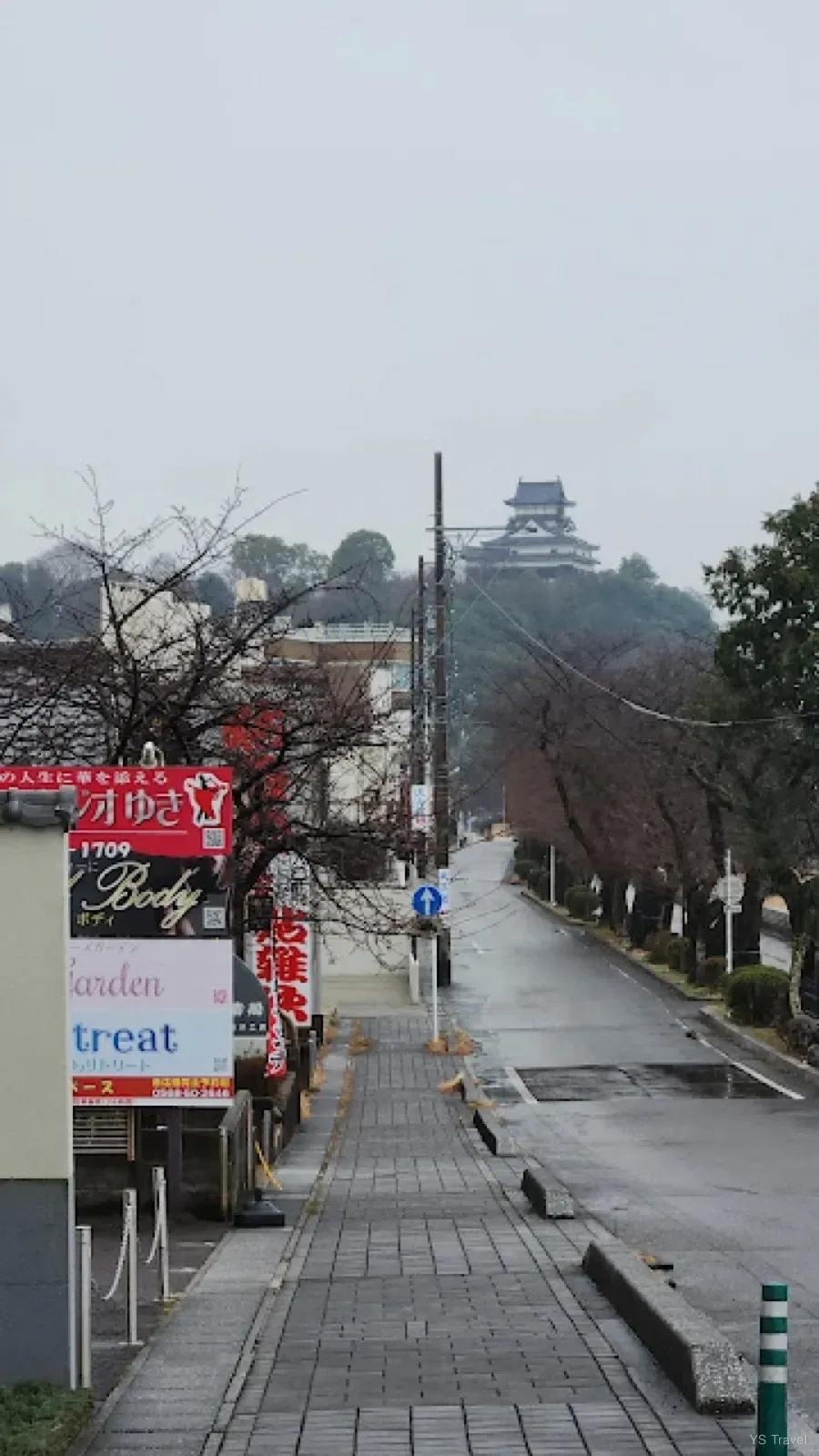 冷冷的天下著雨,也落寞了起來