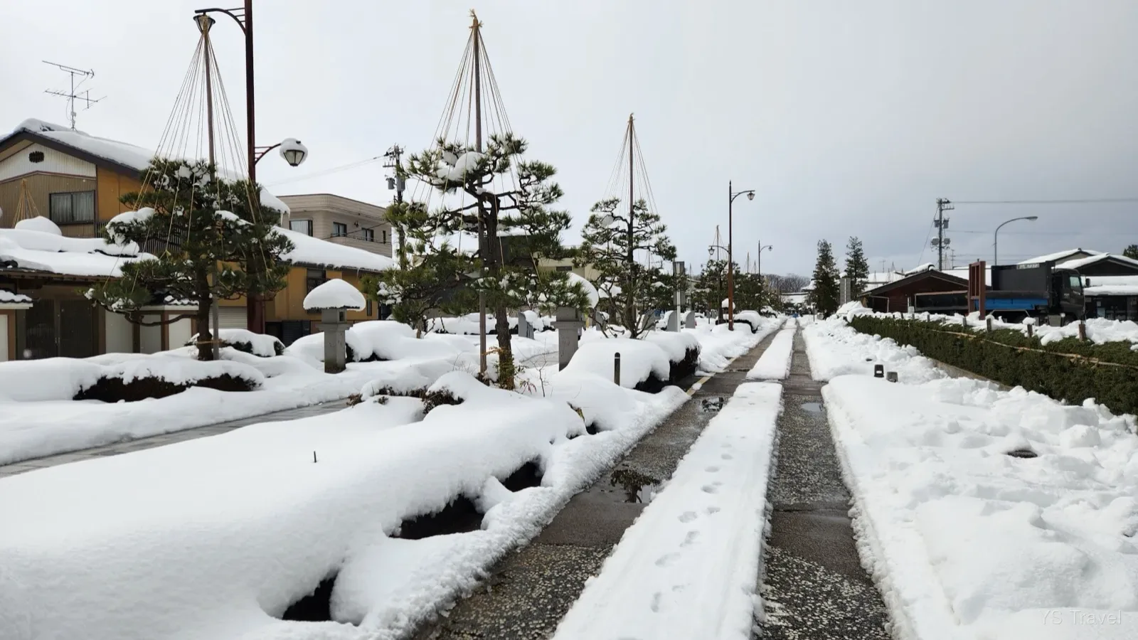 前往寺院的道路也覆蓋滿了白雪