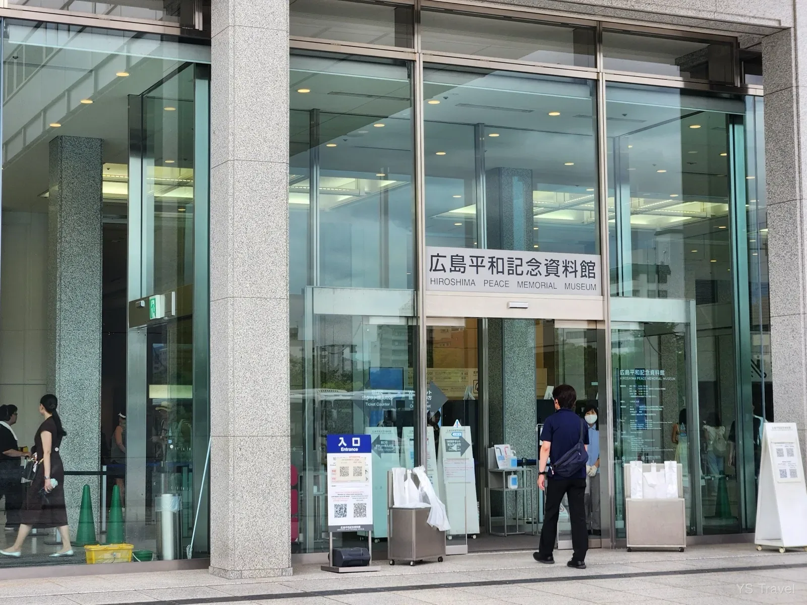 一旁入口,購票流程很簡單且方便(有自動購票機)